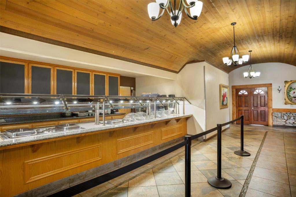 Lounge nebo bar v ubytování Best Western Plus Yosemite Gateway Inn