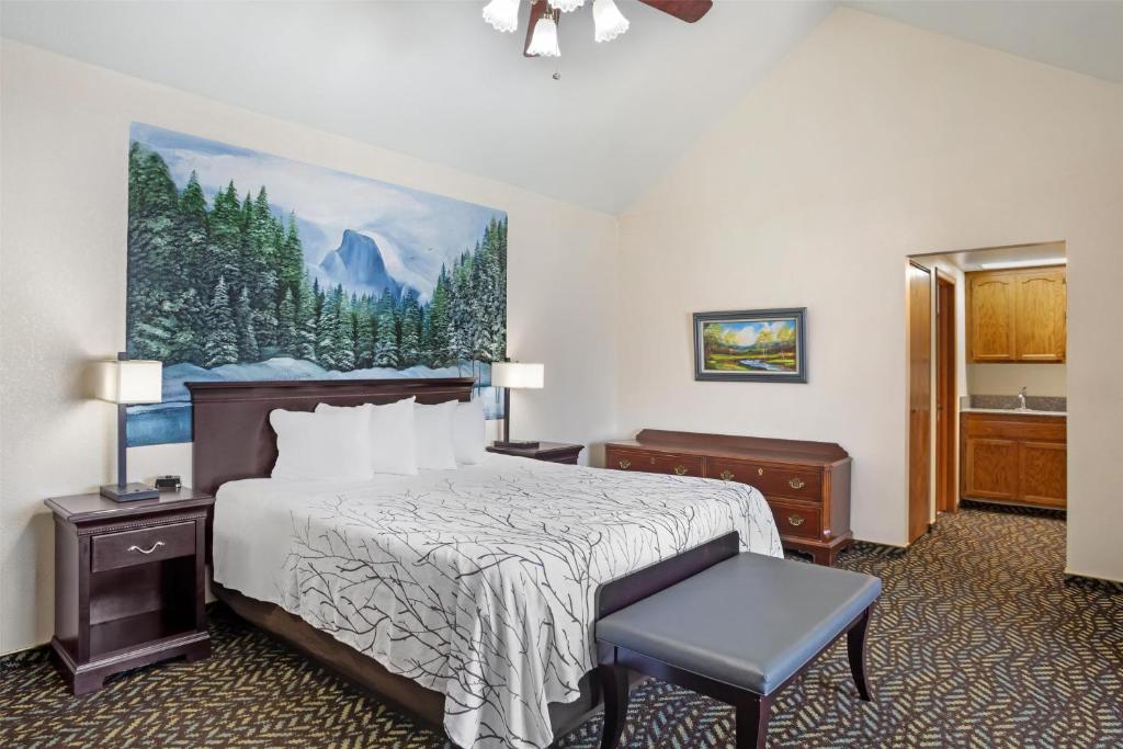Postel nebo postele na pokoji v ubytování Best Western Plus Yosemite Gateway Inn