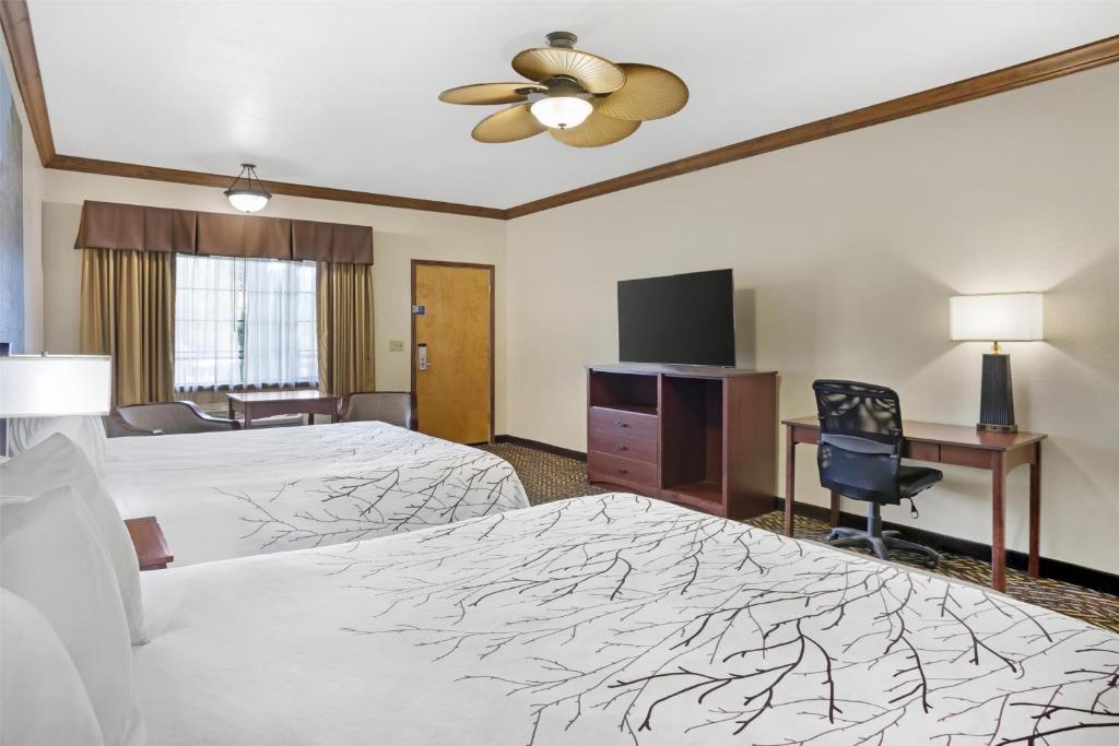 Postel nebo postele na pokoji v ubytování Best Western Plus Yosemite Gateway Inn
