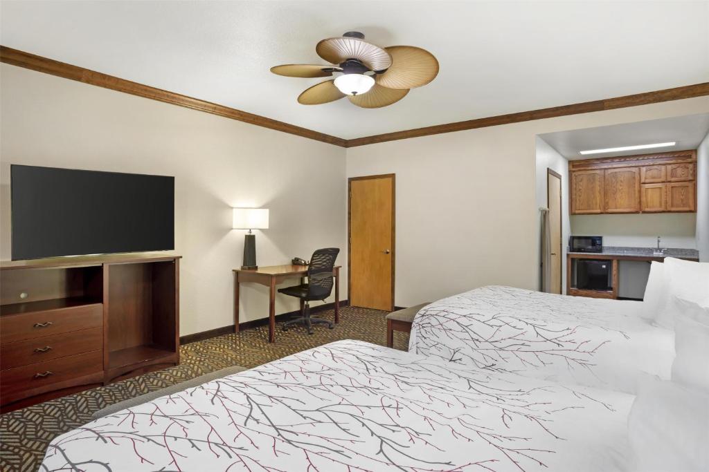 Postel nebo postele na pokoji v ubytování Best Western Plus Yosemite Gateway Inn
