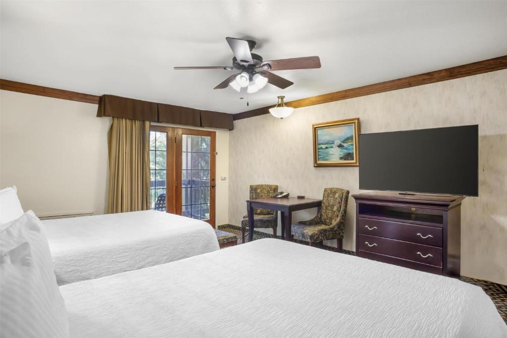 Postel nebo postele na pokoji v ubytování Best Western Plus Yosemite Gateway Inn