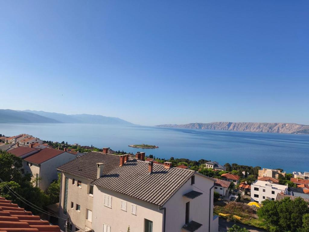 aria uitzicht op een stad en een lichaam van water bij Apartma San Marino in Novi Vinodolski