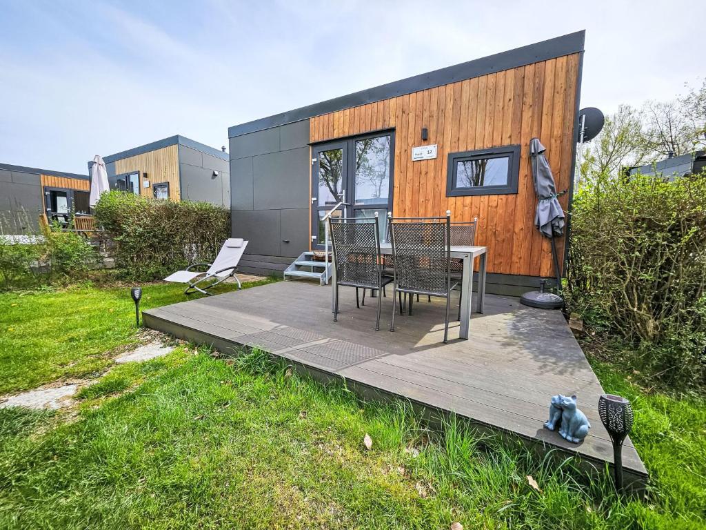 バイルングリースにあるHoliday Home Tiny Haus Benjamin by Interhomeの小さな家(テーブル、椅子付)