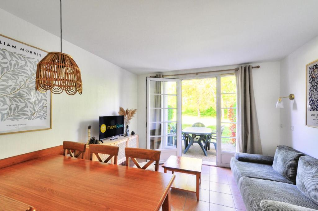 un salon avec un canapé et une table dans l'établissement La résidence du Lac - maeva Home - Maison 3 pièces 5 personnes - Sélection MAE-1901, à Monflanquin