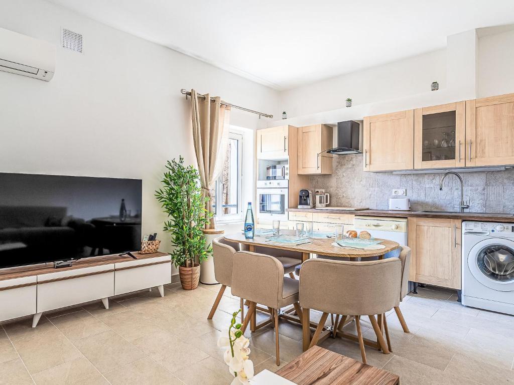 une cuisine et un salon avec une table et des chaises dans l'établissement Apartment Hameau de Guerrevieille by Interhome, à Grimaud