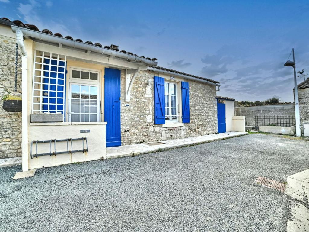 une maison avec des portes bleues et une allée dans l'établissement Holiday Home Cheray 1 by Interhome, à Saint-Georges-dʼOléron