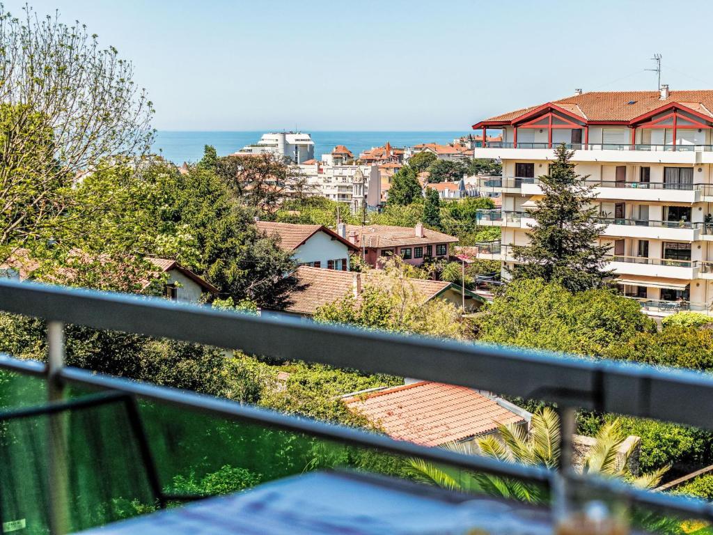 une vue depuis le balcon d'un immeuble dans l'établissement Apartment Parc Euzkadi-3 by Interhome, à Biarritz