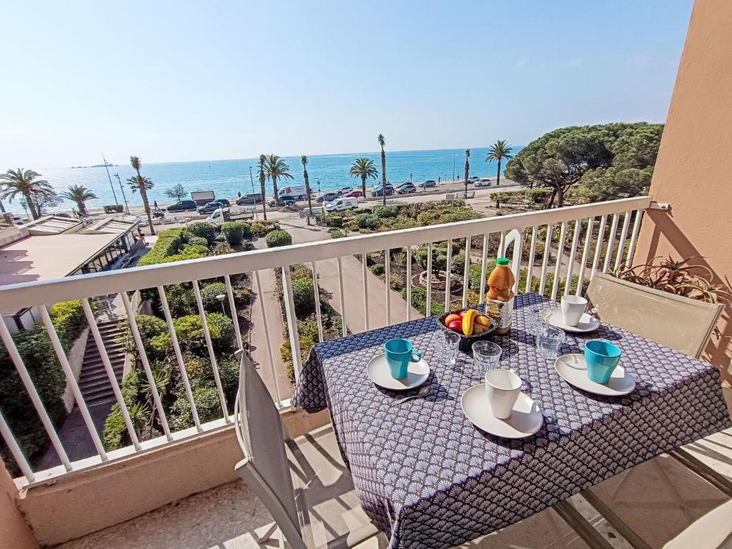 - une table sur un balcon avec vue sur l'océan dans l'établissement Apartment Le Méditerranée-4 by Interhome, à Fréjus