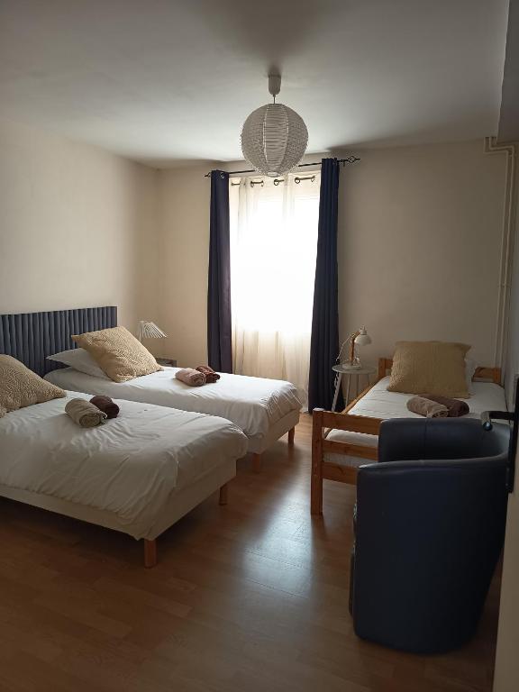 Łóżko lub łóżka w pokoju w obiekcie La talonnière, maison de village avec terrasse et 3 chambres