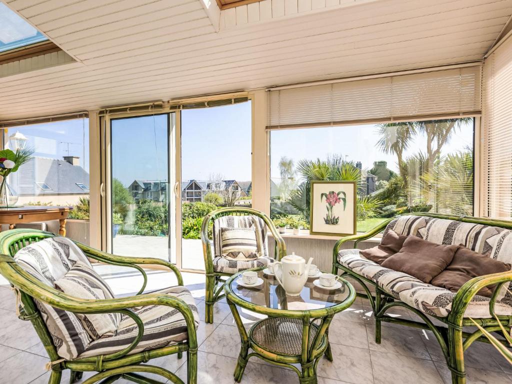 d'une terrasse avec un canapé, des chaises et une table. dans l'établissement Holiday Home Martin by Interhome, à Saint-Père