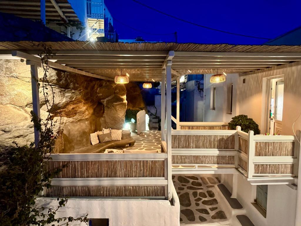 dom ze schodami i kamienną ścianą w obiekcie Mykonos down town w mieście Mykonos
