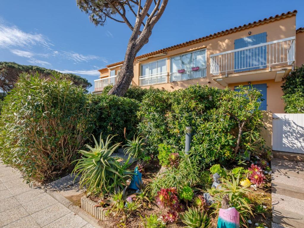 un jardin devant une maison dans l'établissement Apartment Les Boucaniers by Interhome, à Sainte-Maxime