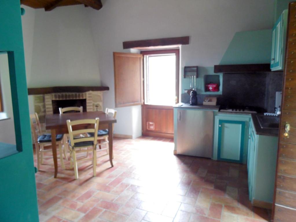 Kuchyň nebo kuchyňský kout v ubytování Le Case Gialle Resort