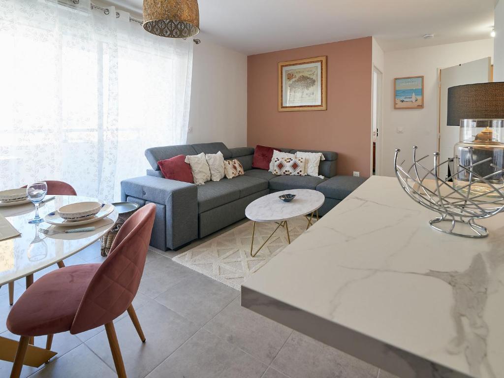 un salon avec un canapé et une table dans l'établissement Apartment Terra Tosca by Interhome, à Fréjus