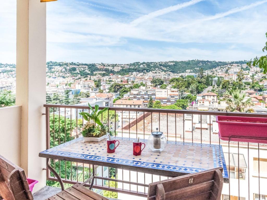 une table sur un balcon avec vue sur une ville dans l'établissement Apartment L'Helios by Interhome, à Nice