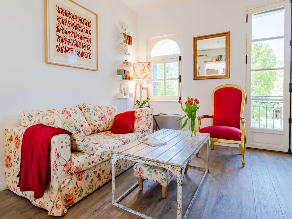 un salon avec un canapé et une table dans l'établissement Apartment Les Jardins de Cabourg by Interhome, à Cabourg