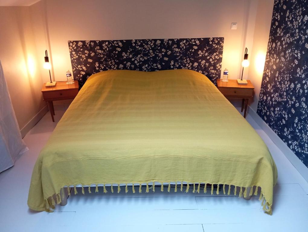 Postel nebo postele na pokoji v ubytování Chambre d'hôte triple, au calme dans la campagne des Weppes