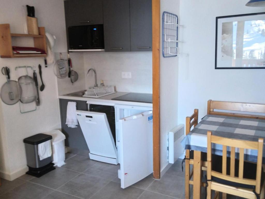 Il comprend une petite cuisine équipée d'un évier et d'un lave-vaisselle. dans l'établissement Résidence Carene - 2 Pièces pour 5 Personnes 69, à Mâcot La Plagne