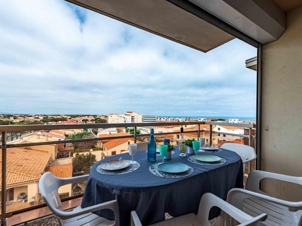 - une table sur un balcon avec vue dans l'établissement Apartment Le Suffren-2 by Interhome, au Barcarès