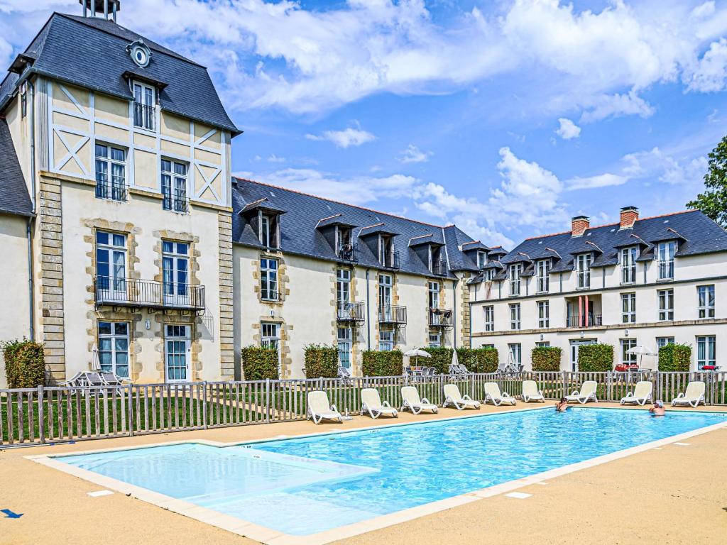 Πισίνα στο ή κοντά στο Apartment Le Château de Kergonano-25 by Interhome