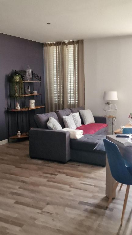 - un salon avec un canapé dans l'établissement l'appart, à Thiers