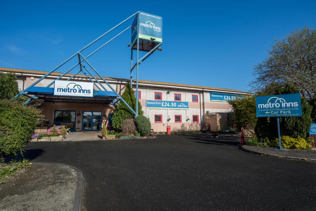 un gran edificio con un cartel delante en Metro Inns Teesside, en Stockton-on-Tees