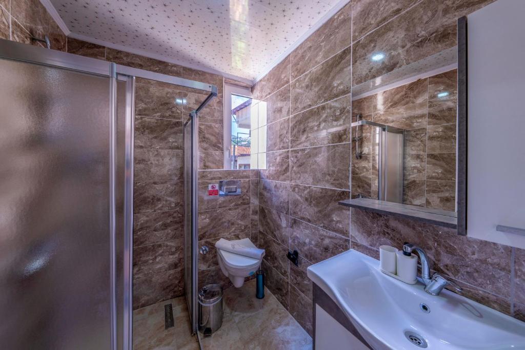 Koupelna v ubytování Larex Otel