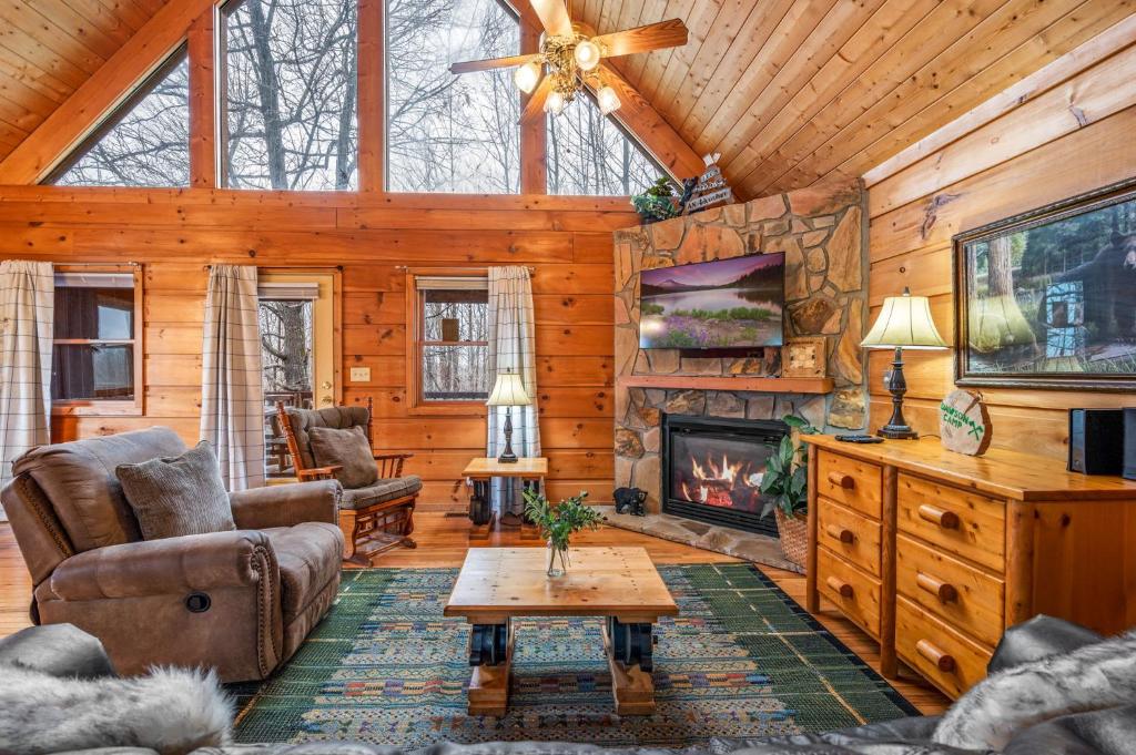 Posezení v ubytování Cozy Gatlinburg Cabin with Hot Tub