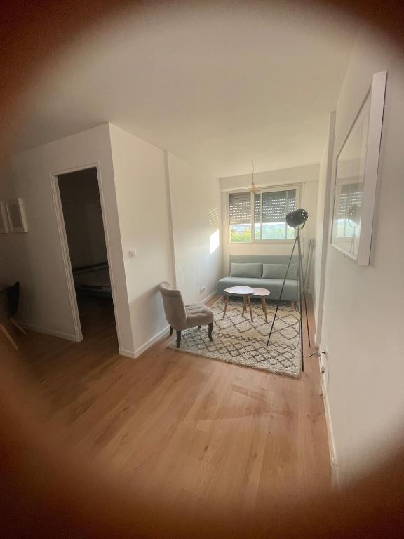 un salon vide avec une table et une chaise dans l'établissement T2 à deux pas de la plage, au Cap d'Agde