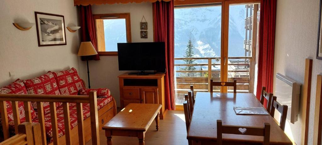 un salon avec un canapé, une table et une télévision dans l'établissement Résidence Cristallines - 2 Pièces cabine duplex 6 personnes MAE-9941, à Orcières