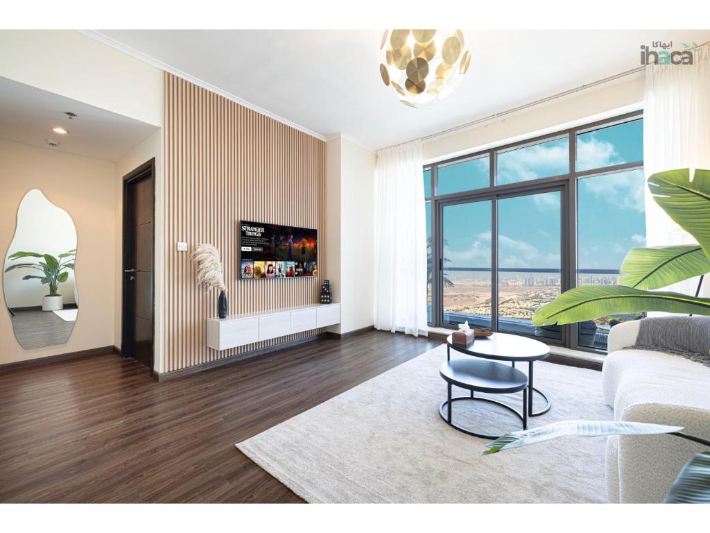 ドバイにあるLuxury 71st FL1Br Spacious Skyline Private Balconyのソファとテーブルのあるリビングルーム