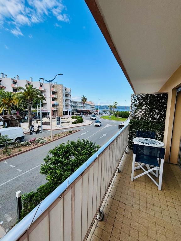 un balcon avec vue sur une rue dans l'établissement Beau T2, aperçu mer et accès plage, à Cavalaire-sur-Mer