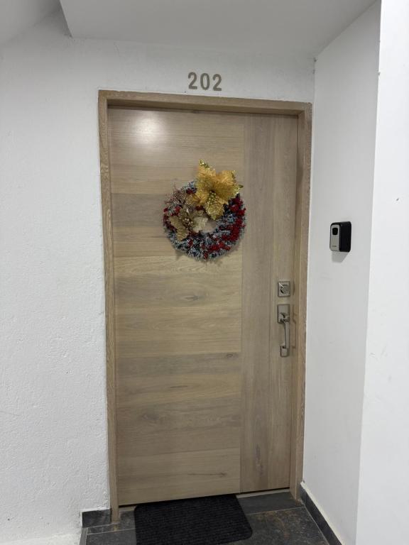 une porte en bois avec une couronne sur elle dans l'établissement 202 Nuevo Poblado y Provenza muy cerca, à Medellín