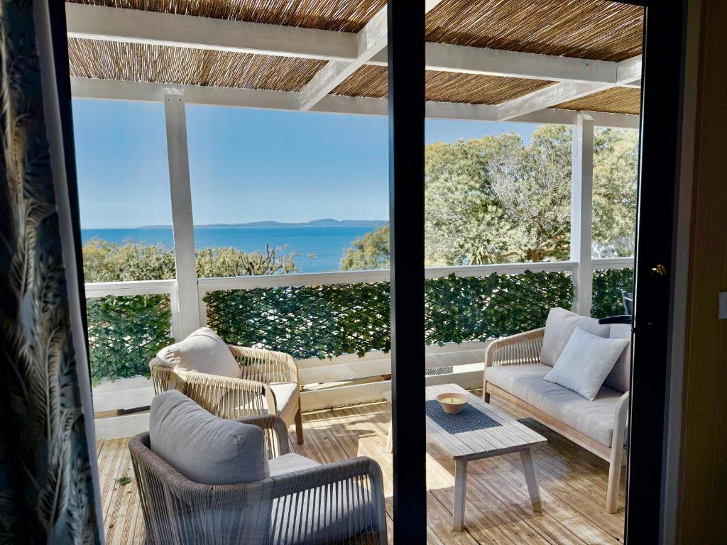 une véranda grillagée avec vue sur l'océan dans l'établissement Mobile-home magnifique vue mer camping 4 etoiles, à Saint-Raphaël
