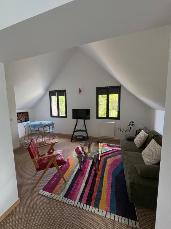 un salon avec un canapé et une table dans l'établissement Studio Fourchaume, à Chablis