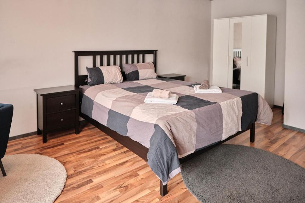 Giường trong phòng chung tại Entire Apartment, Neuss, Düsseldorf Messe