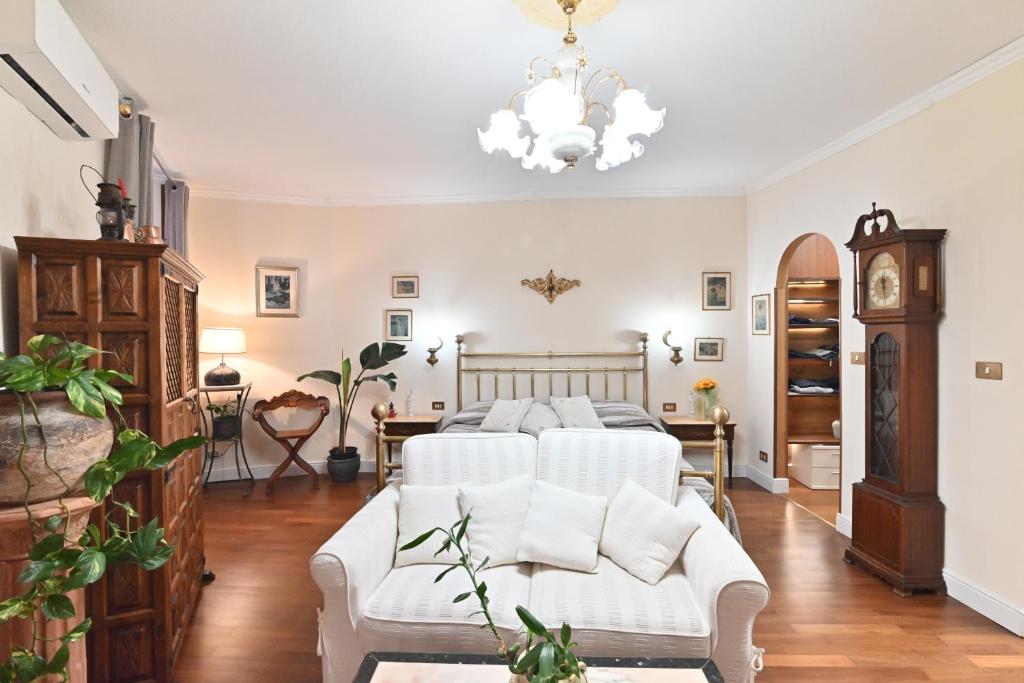 a living room with a bed and a couch at casa vacanze edwige castello in Cagliari