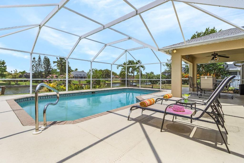 Πισίνα στο ή κοντά στο Heated Pool with Freshwater Canal View - Tropical Oasis - Roelens