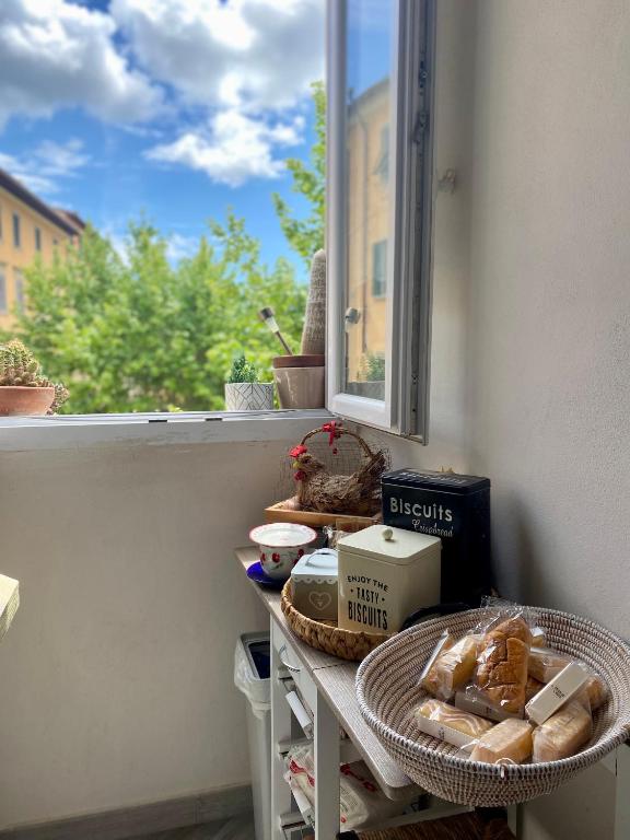 a table with bread and a window in a room at Casa da Ida in Portoferraio