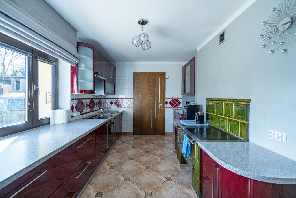 Kuchyňa alebo kuchynka v ubytovaní Słoneczny dom w górach, Sauna, basen Karpacz Opawa