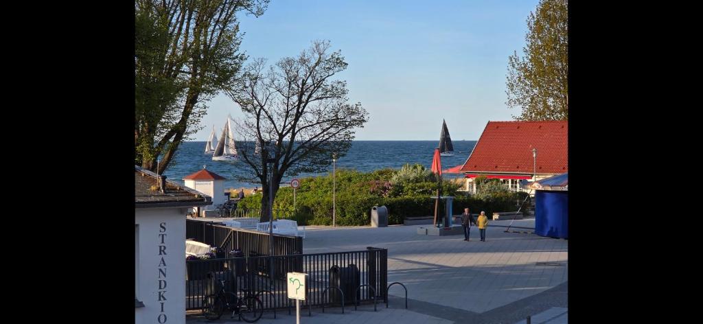 a view of the ocean from a town with a fence at MEERverliebt in Kühlungsborn