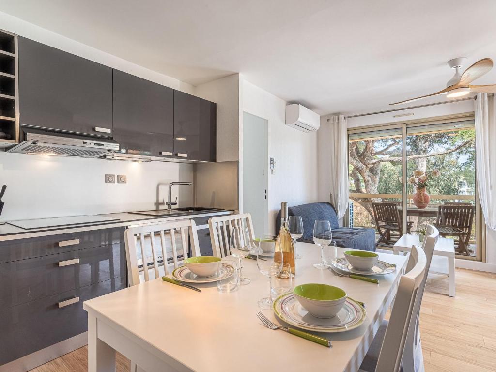 une cuisine et une salle à manger avec une table et des chaises dans l'établissement Apartment Les Regates-8 by Interhome, à Hyères