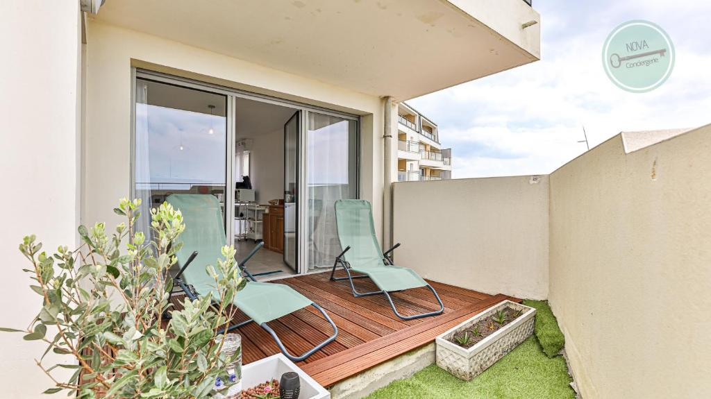 d'une terrasse avec 2 chaises sur un balcon. dans l'établissement Residence les Oyats, à Les Bussolleries