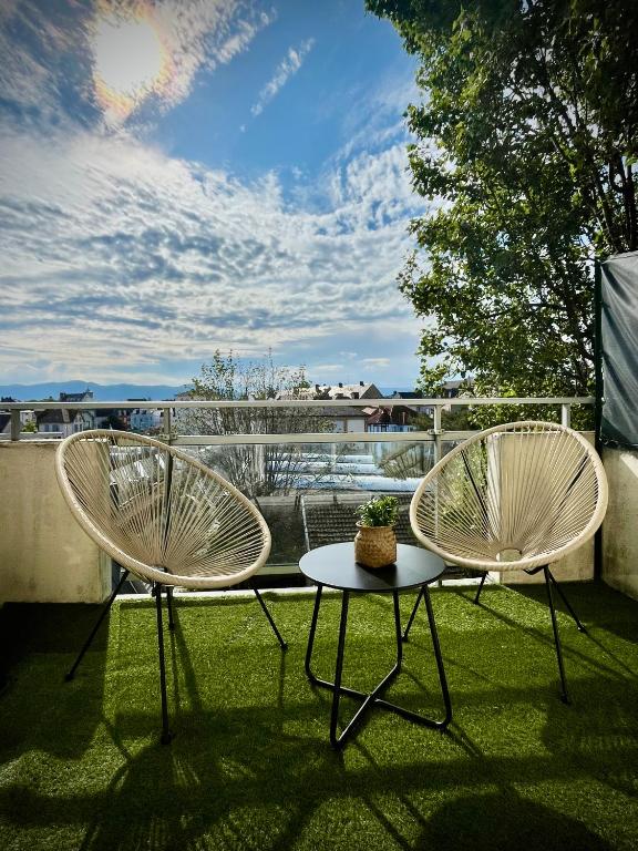 deux chaises blanches et une table sur un balcon dans l'établissement Alexander Home with parking, à Colmar