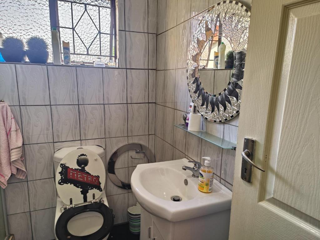 VosburgにあるLesedi Back Packersのトイレと洗面台のある小さなバスルーム