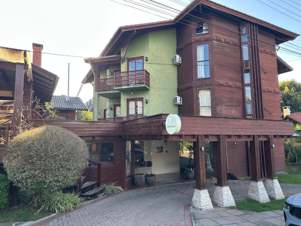 a large wooden house with a balcony at Pousada Canela Garden in Canela