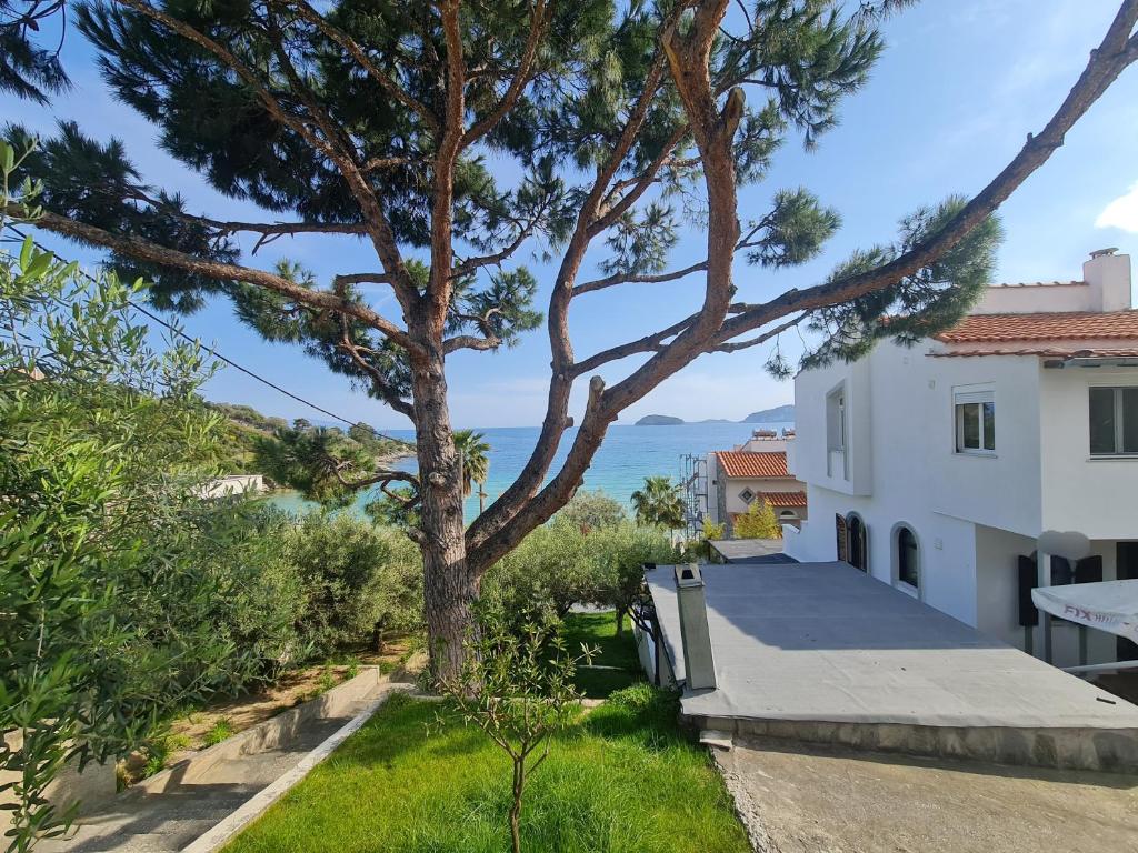 uma vista para uma casa e uma árvore em Sunset Palio em PalaiónTsiflíkion