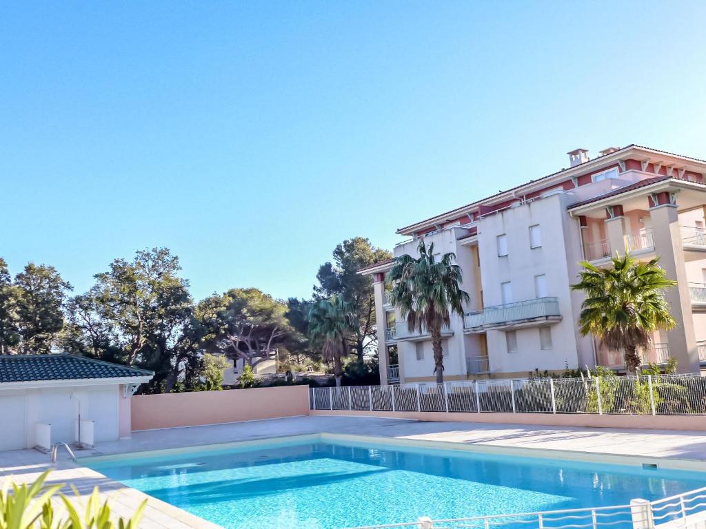 une villa avec piscine devant un immeuble dans l'établissement Apartment Les Calanques du Parc-9 by Interhome, à Saint-Aygulf