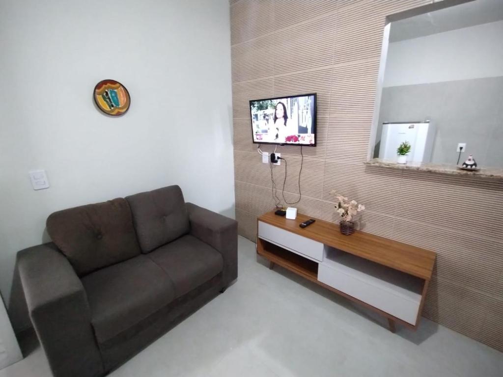 Un televizor și/sau centru de divertisment la Apartamento Inteiro Cantinho da Chérie Garapu