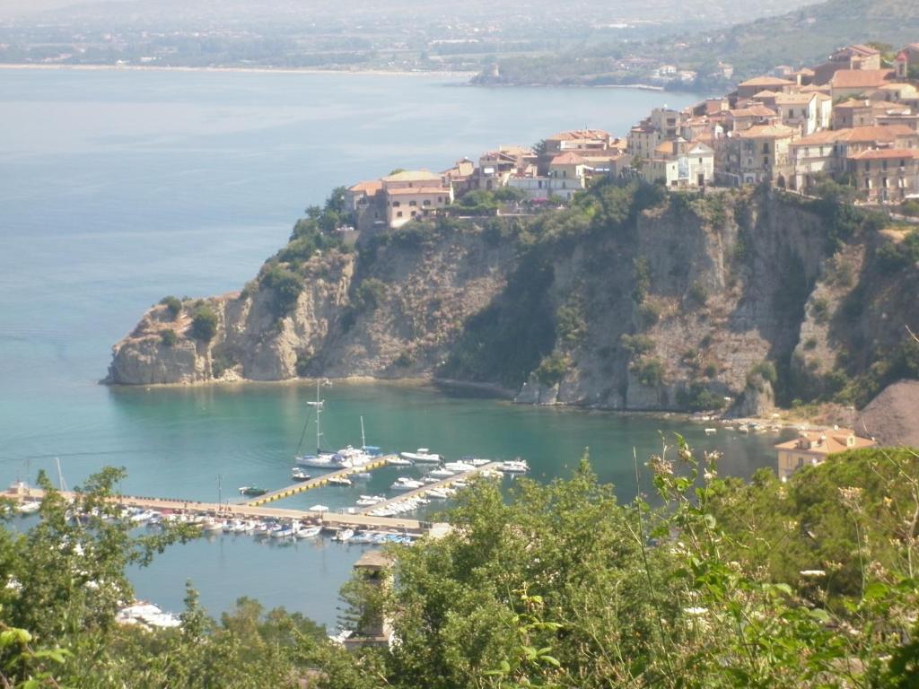 - une vue sur un petit port sur une colline avec des maisons dans l'établissement La Roccia, à Agropoli